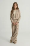 slavnostní dívčí komplet, sako a kalhoty pro dívky, dívčí oblečení ZOYA Fashion, elegantní dívčí komplet emi – sako a kalhoty béžová, zadní pohled