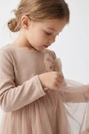 Dívčí šaty Iga béžové – tylová mašlička a úpletový živůtek s dlouhým rukávem, detail zboku